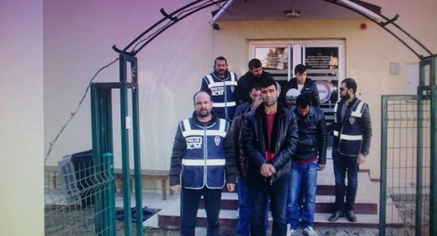 ÇEŞME'DE 7 İNSAN KAÇAKÇISI TUTUKLANDI