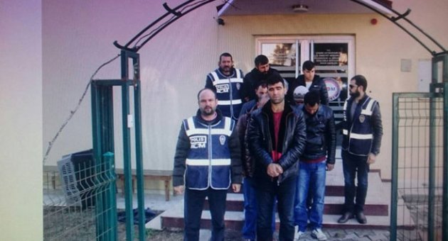 Çeşme'de insan kaçakçıları tutuklandı