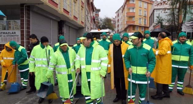 Çevreci başkan, temizlik işçileriyle sokakları süpürdü