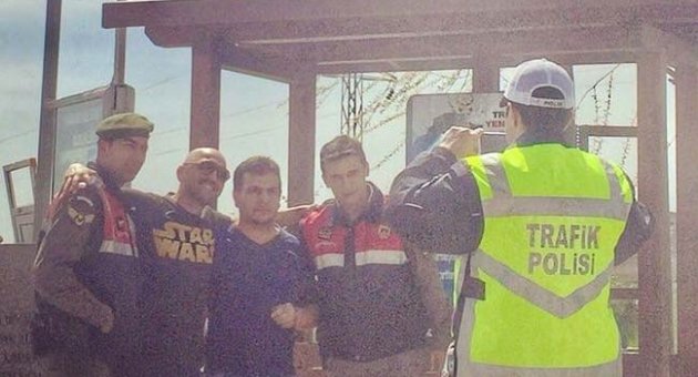 Ceyhun Yılmaz ceza kesen trafikçilerle böyle poz verdi