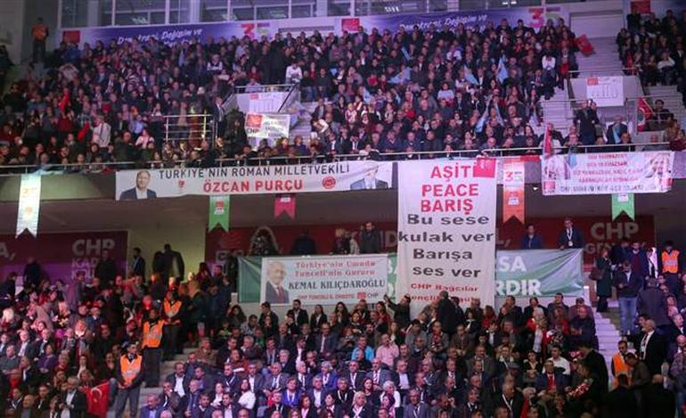CHP Kongresi&#039;nde Kürtçe pankart