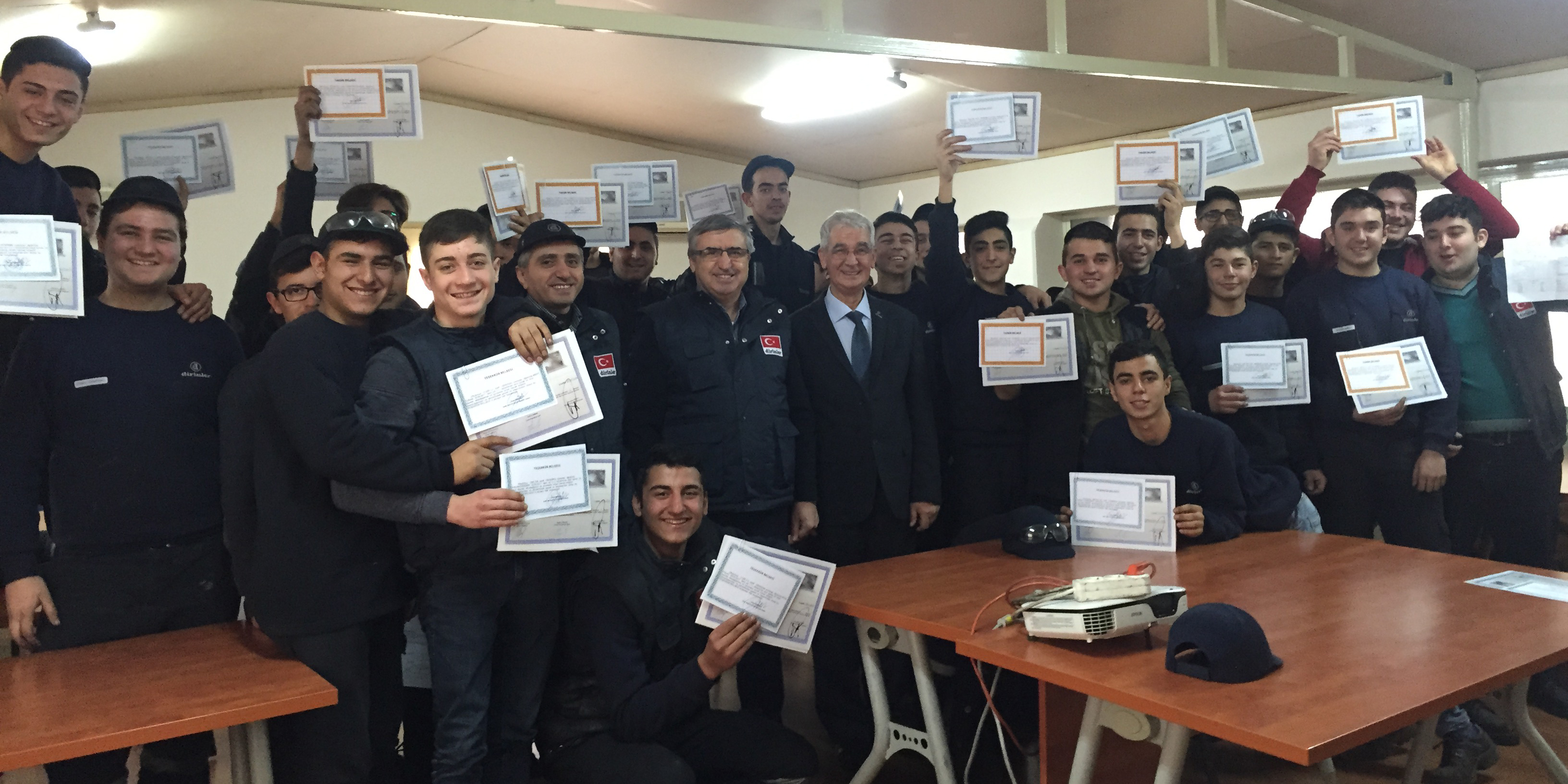 Çırak adayları, karne sevinci yaşadı