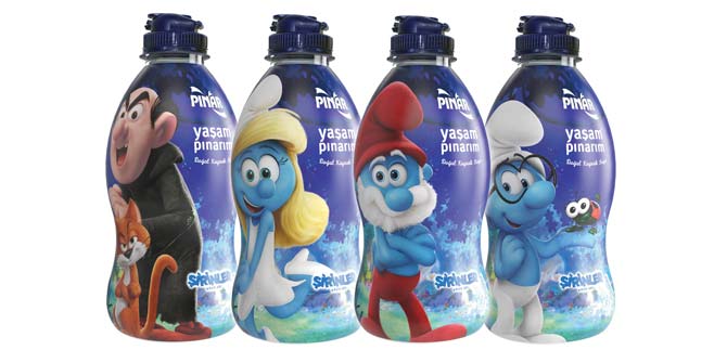 Çocuklara su içmeyi Şirinler ile sevdirecek