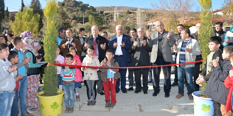 Çocuklar parklarını Başkan amcaları ile birlikte açtı