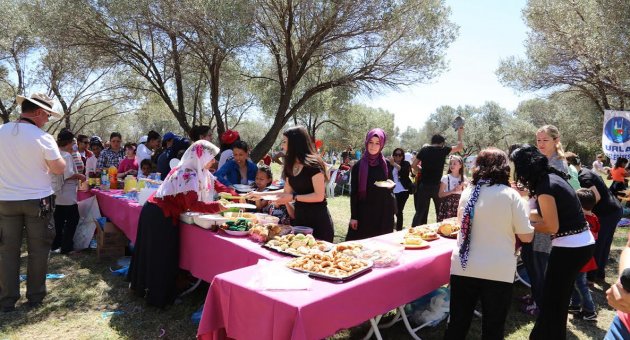 ÇOCUKLAR UÇURTMA UÇURMANIN KEYFİNİ YAŞADI