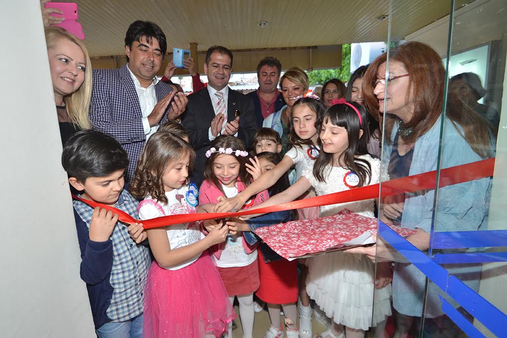 ÇOCUK RESSAMLAR, ‘23 NİSAN SERGİSİ’ AÇTI