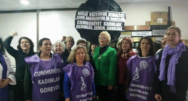 Cumhuriyet Kadınları, sendikanın önüne siyah çelenk koydu.