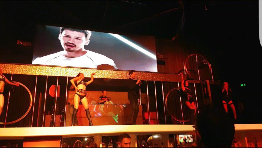 DANSÇILAR İLE ŞOV YAPTI