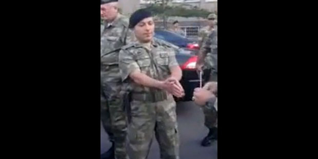 Darbeci albaya öle bir cevap verdi ki