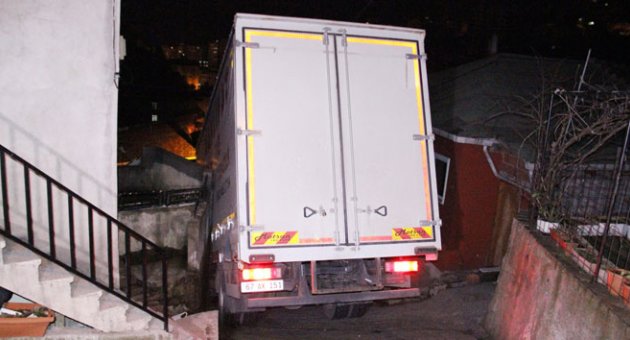 Dar sokakta sıkışan kamyon 3 saatte kurtarılabildi