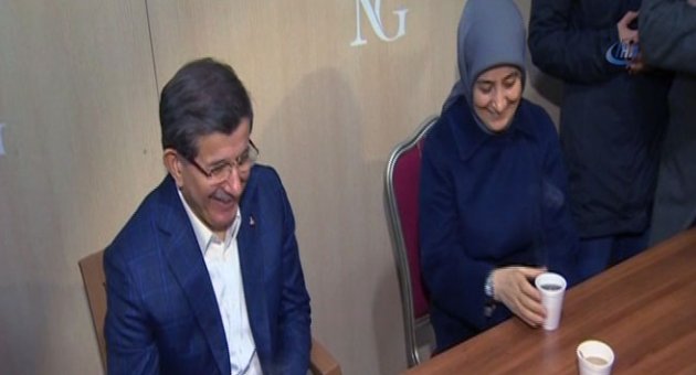 Davutoğlu çifti basın çadırına misafir oldu