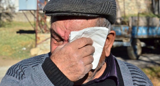 Deprem nedeniyle evini terk eden yaşlı adam gözyaşlarına boğuldu
