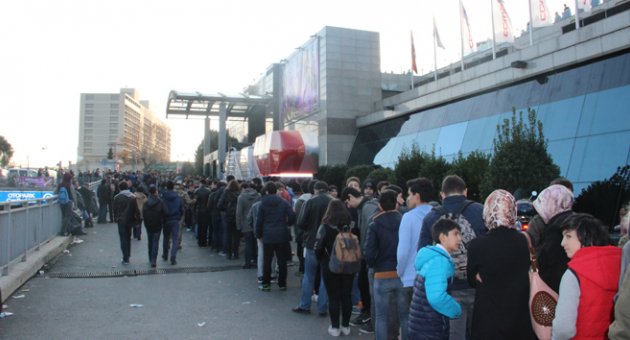 Dijital oyun tutkunları uzun kuyruk oluşturdu