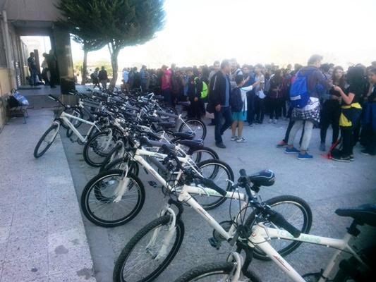 Dikilili öğrenciler bisikletlerine kavuştu