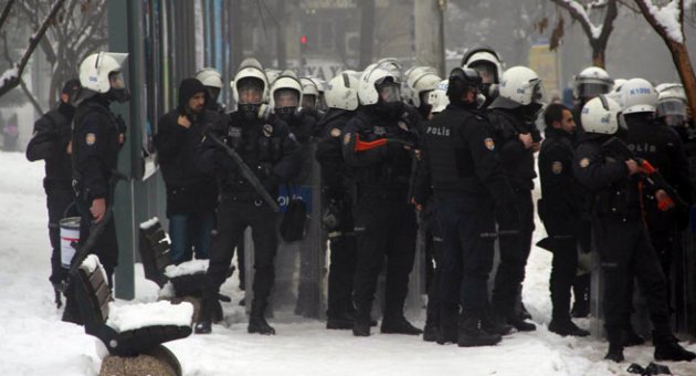 Diyarbakır'da izinsiz yürüyüşe polis müdahalesi