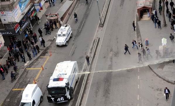 Diyarbakır'da Sur'a yürüyüşe izin verilmedi olaylar çıktı