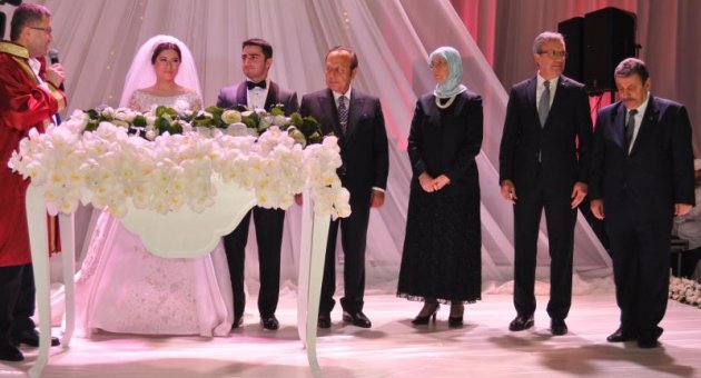 DOKTORLARIN MUHTEŞEM  DÜĞÜNÜ