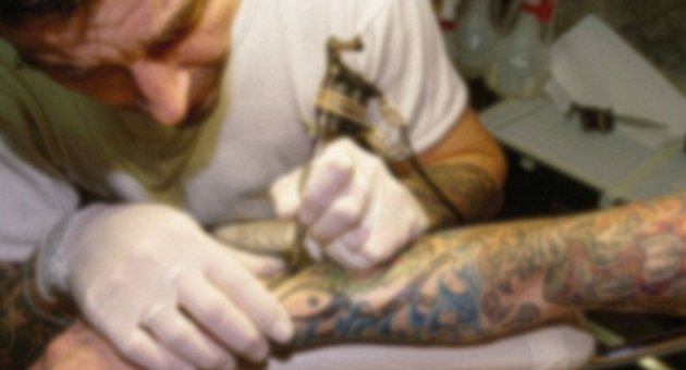 Dövme yapma bahanesiyle çıplak fotoğraflarını çekti