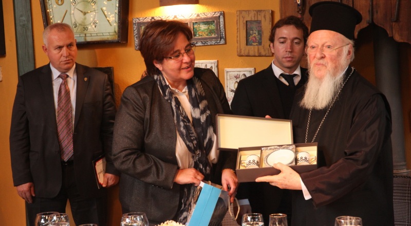 Dünya barışı için bir araya gelmeliyiz