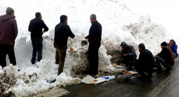 Düşen çığdan kıl payı kurtuldular! O anlar saniye saniye kamerada