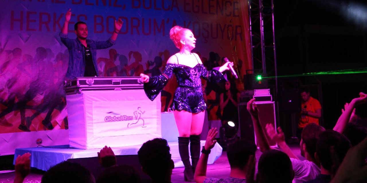 ECE SEÇKİN ENGELLİLER İÇİN SAHNE ALDI