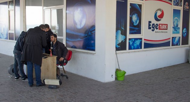 EgeTürk TV&#039;yi mühürlediler; sokakta yayın yapıldı!