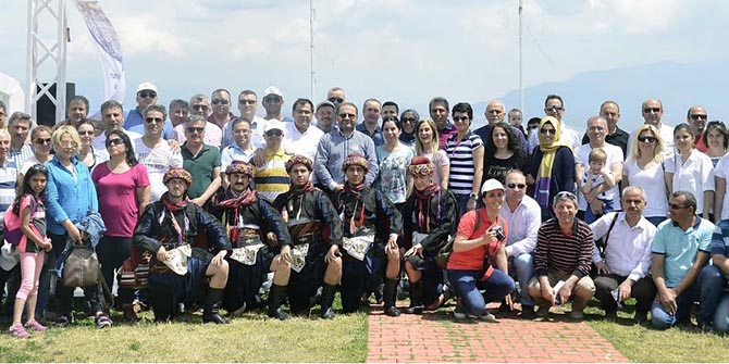 Eğitim-Bir-Sen'liler baharı fidan dikerek karşıladı