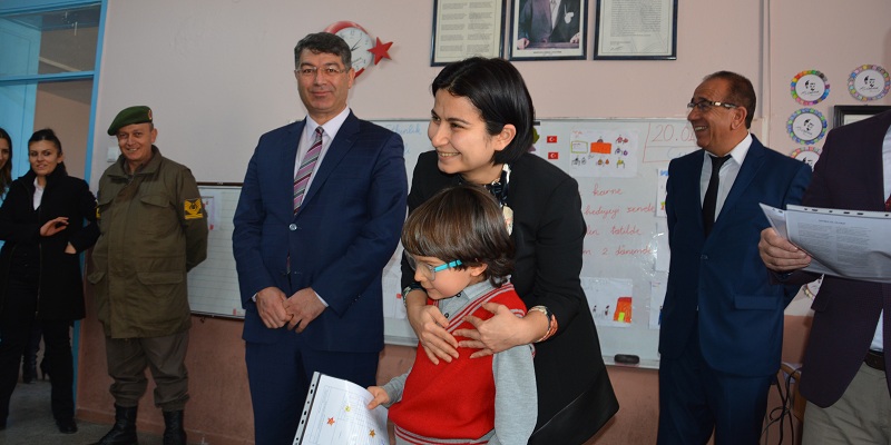 Eğitimci Başkan Özçınar Öğrencilerin Karne Heyecanına Ortak Oldu