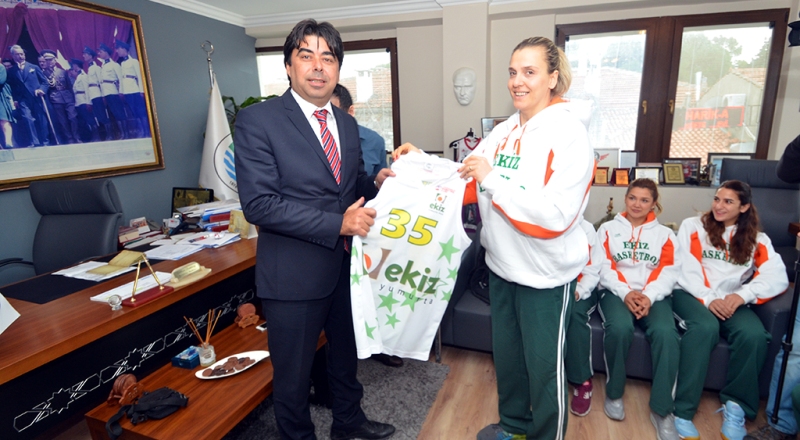 EKİZ YUMURTA FOÇA BASKETBOL KULÜBÜ, BAŞKAN DEMİRAĞ’A TEŞEKKÜR ETTİ