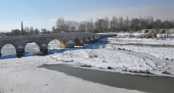 Eksi 20 derecede Kızılırmak buz tuttu