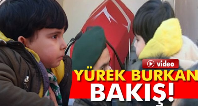 Elindeki oyuncağıyla şehit babasına son kez baktı
