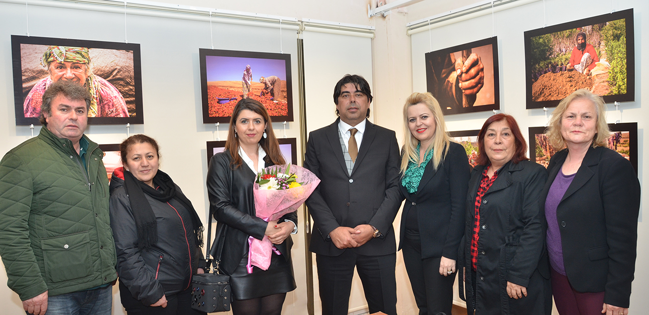 EMEKÇİ KADINLAR RENKLİ FOTOĞRAF KARELERİNDE