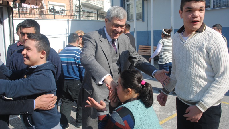 Engelli öğrencileri sevindirdiler…