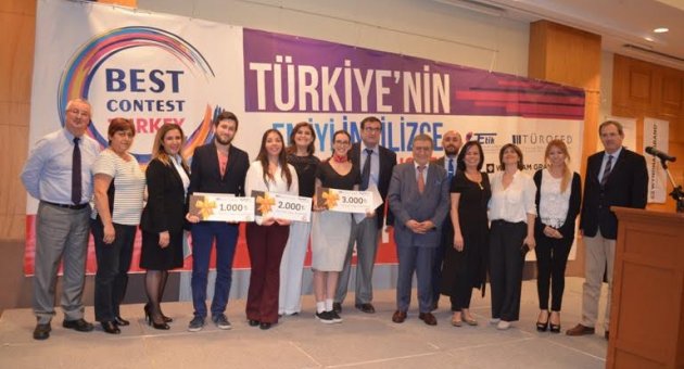 En iyi İngilizce konuşan gençler, ödüllerini aldı