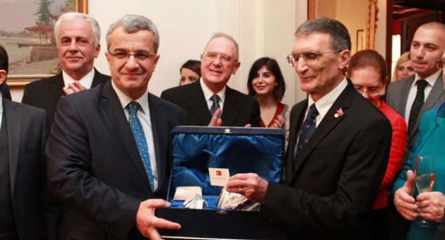 Erdoğan’ın hediyesi Aziz Sancar’a verildi