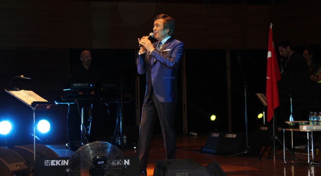 Erol Evgin İzmirlileri Mustafa Kemal ile büyüledi