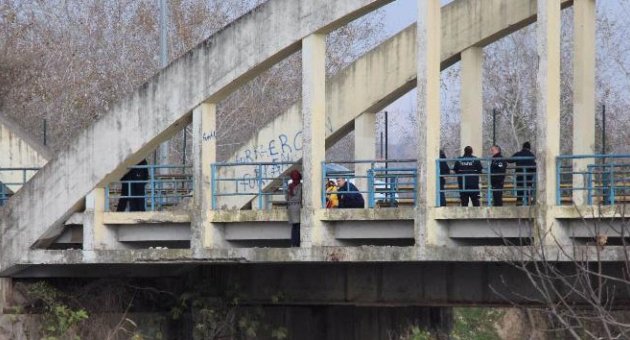 Eşinden boşanan kadın köprüye çıkarak intihar etmek istedi
