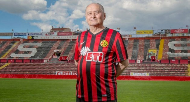 Eski milli futbolcu Burhan Tözer hayatını kaybetti