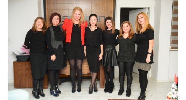 Esra Aran'dan ofiste yılbaşı partisi