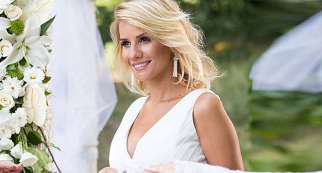 Esra Erol para basıyor!