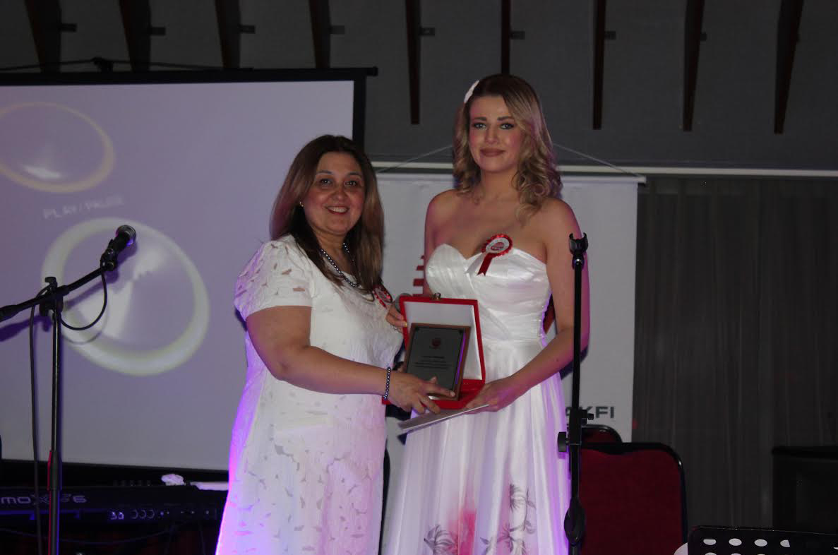 Esra Sönmezer Masumiyetin Simgesi