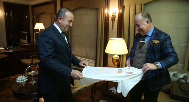 Eto’o’dan Bakan Çavuşoğlu’na sürpriz