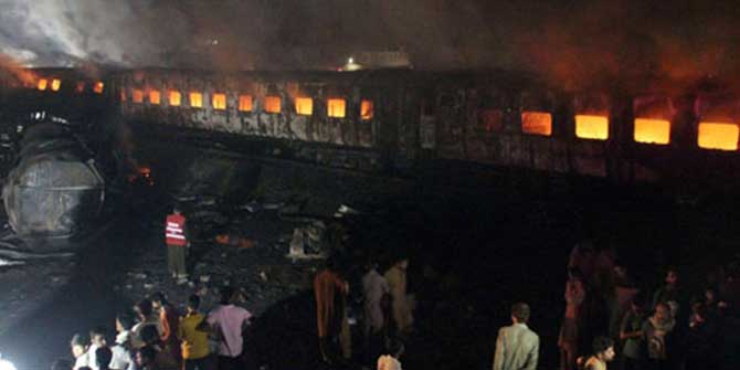 Facia! Yolcu Treni Akaryakıt Tankeriyle Çarpıştı!