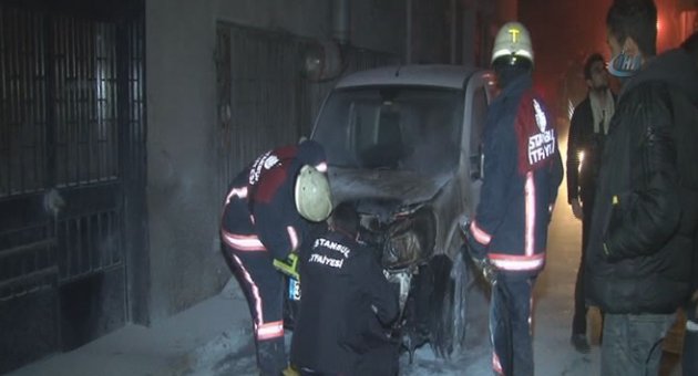 Fatih’te 2 otomobil kundaklandı