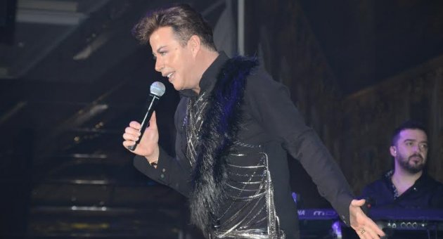 Fatih Ürek, İzmirli kadın hayranlarından büyük ilgi gördü.