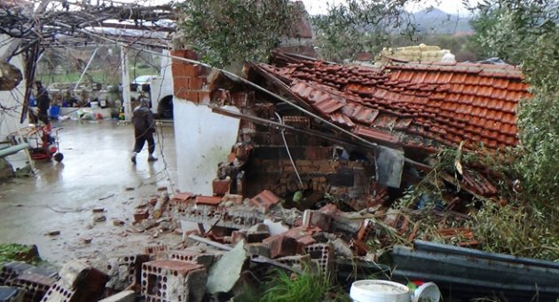 Fırtına çatıyı çökertti