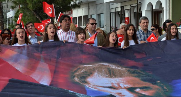 FOÇA, 23 NİSAN’I COŞKU VE SEVİNÇLE MEYDANLARA TAŞIDI