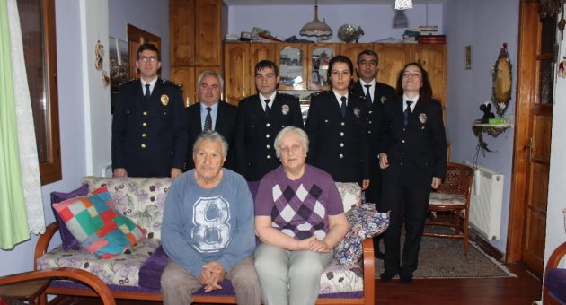 FOÇA'DA POLİS HAFTASI KAYMAKAMLIK VE ŞEHİT AİLELERİ ZİYARETİ İLE BAŞLADI