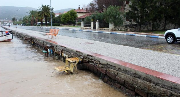 Foça'da Şiddetli Yağış  Etkili Oluyor
