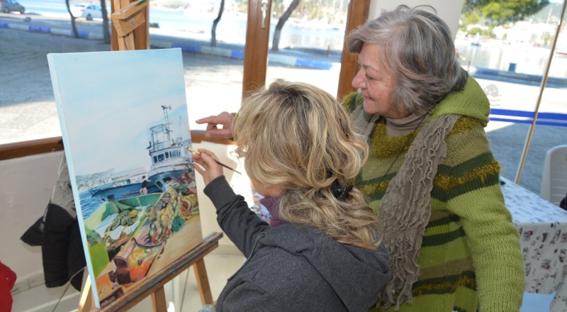 FOÇA BELEDİYESİ KURSLARI GÖZ KAMAŞTIRIYOR